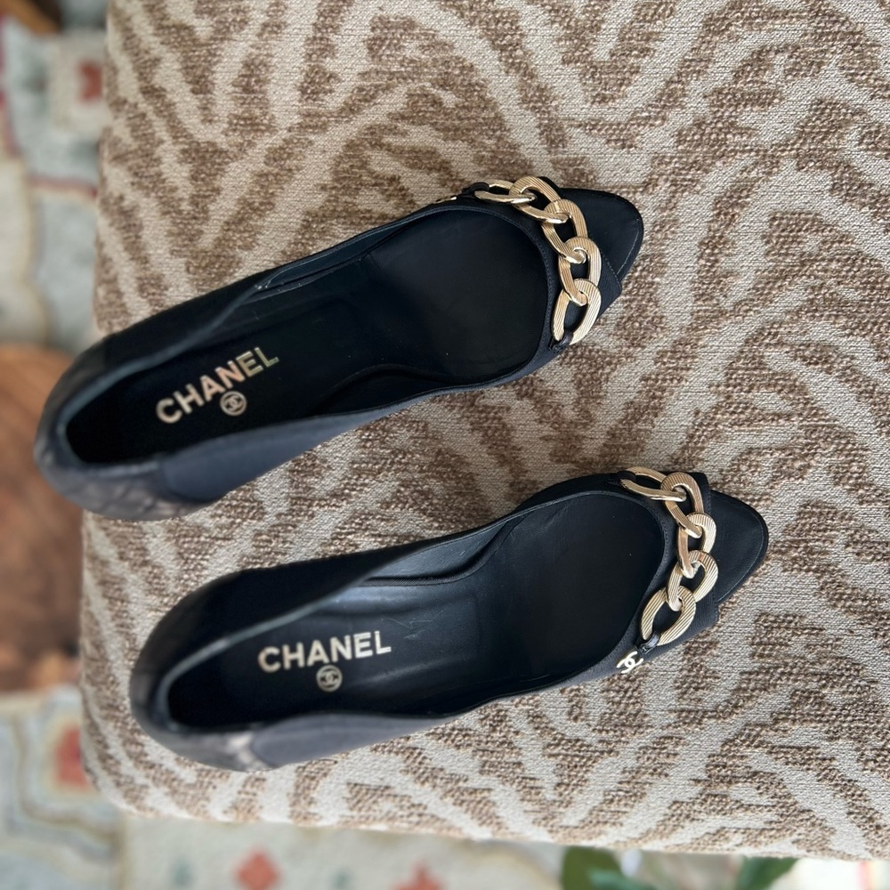 CHANEL black & gold detail chain heels peep toe leather shoes - Picture 10 of 16